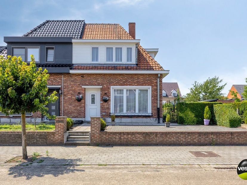 Deze te renoveren woning bevindt zich aan de André Dumontstraat 22 in Hasselt, op een residentiële en erg praktische ligging in de gegeerde Banneuxwij