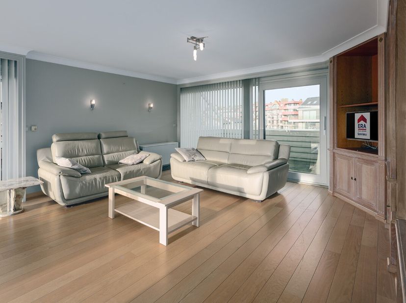 Geniet van de rust en het uitzicht op de zee en duinen vanuit dit prachtige duplex-appartement (140m²), gelegen in te Groendyk Oostduinkerke. Met zijn