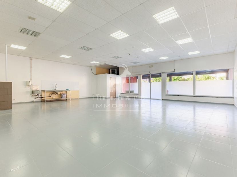 Référence Agence : L6031-383<br />
*** VISITE VIRTUELLE : https://envisite.net/vtour/fr/yadty8/frame ***<br />
Découvrez cet espace commercial de 250