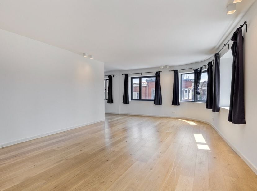 Dit lichtrijke appartement bevindt zich op de 2de verdieping van een in 2019 volledig gerenoveerd gebouw. Het appartement beschikt over een inkomhal,