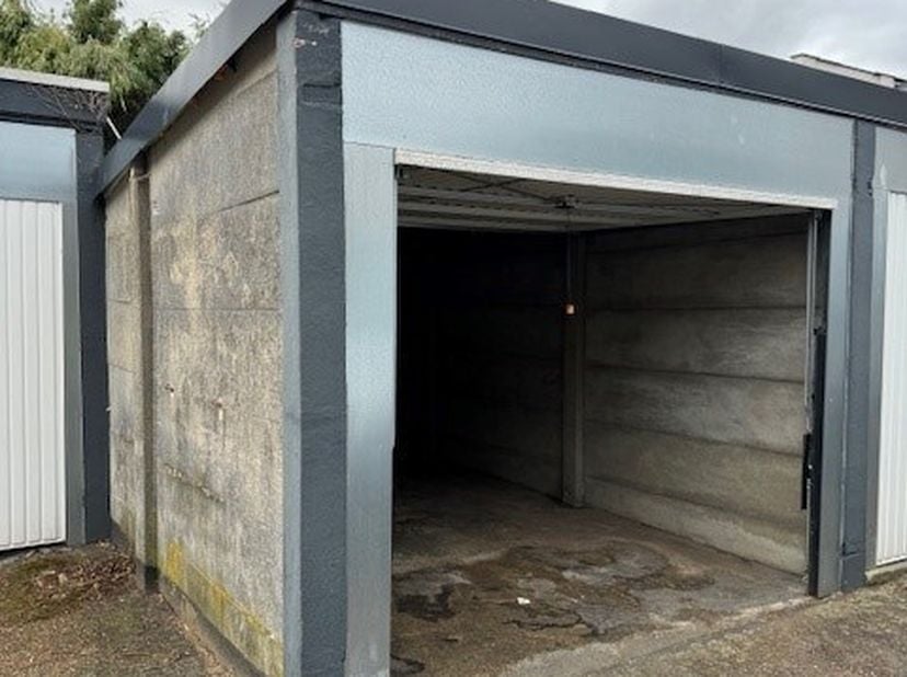 Rustig gelegen, afgesloten garagebox te huur in het centrum van Tienen, aan €105 per maand (BTW inbegrepen). <br />
De garage bevindt zich achteraan o