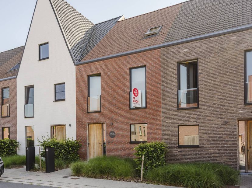 Ontdek deze moderne en instapklare gezinswoning in de gegeerde woonwijk Langwater te Kortrijk. De woning bevindt zich op een rustige ligging aan de st