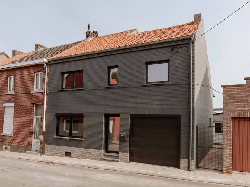 Op een leuke locatie in een gezinsvriendelijke buurt vinden we deze instapklare woning met tuin. Het huis werd recent zo goed als volledig gerenoveerd