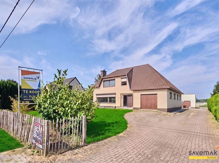 Cette maison de caractère à rénover est située sur un terrain de 17 ares et dispose d'une surface habitable spacieuse de pas moins de 245 m².<br />
Le