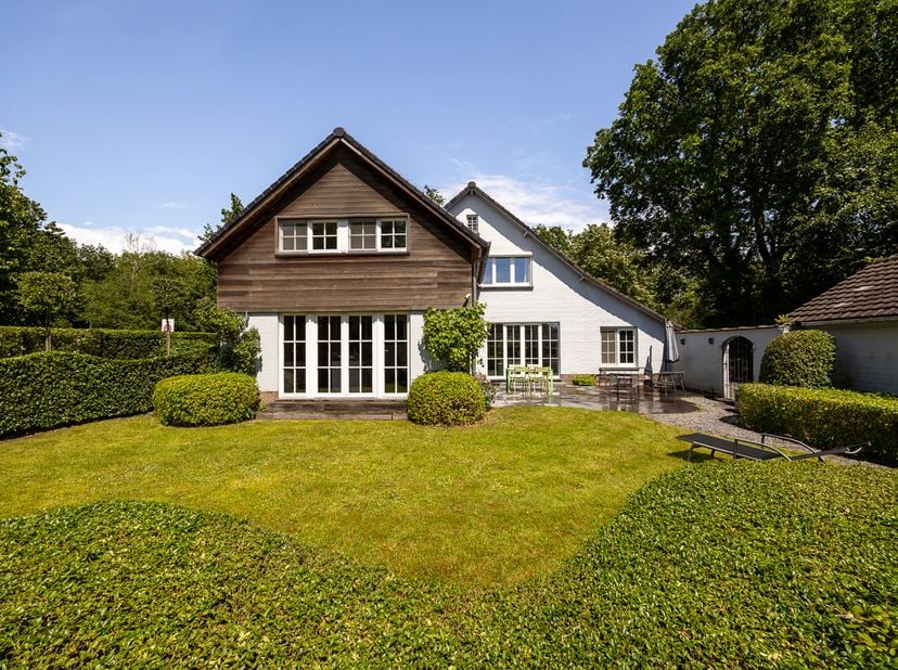 Ligging<br />
Ontdek deze charmante vrijstaande woning aan de Prins Boudewijnlaan 3 in Schilde. De woning beschikt over een tijdloze architectuur en b