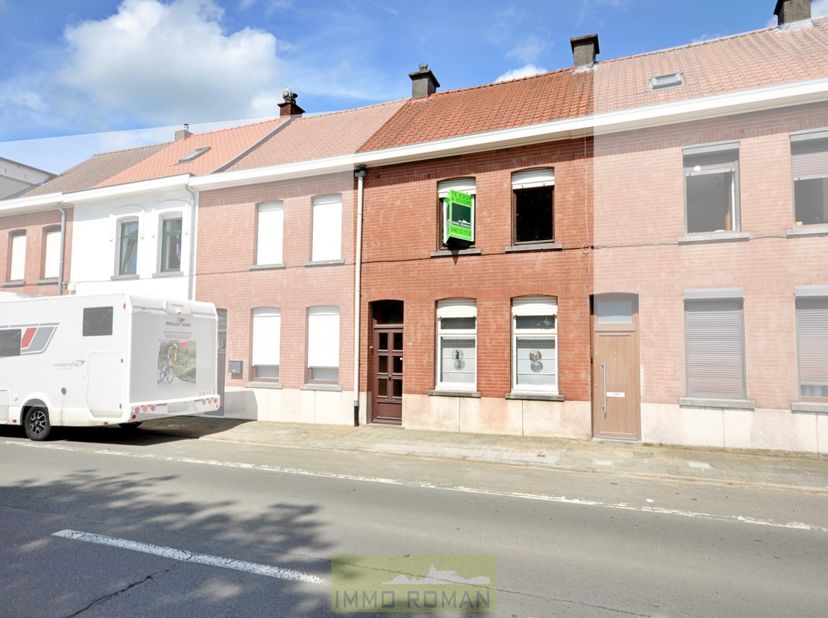 Deze te renoveren woning bevindt zich aan de rand van Ronse en op een boogscheut van het centrum, scholen, winkels en het station. Achteraan het perce