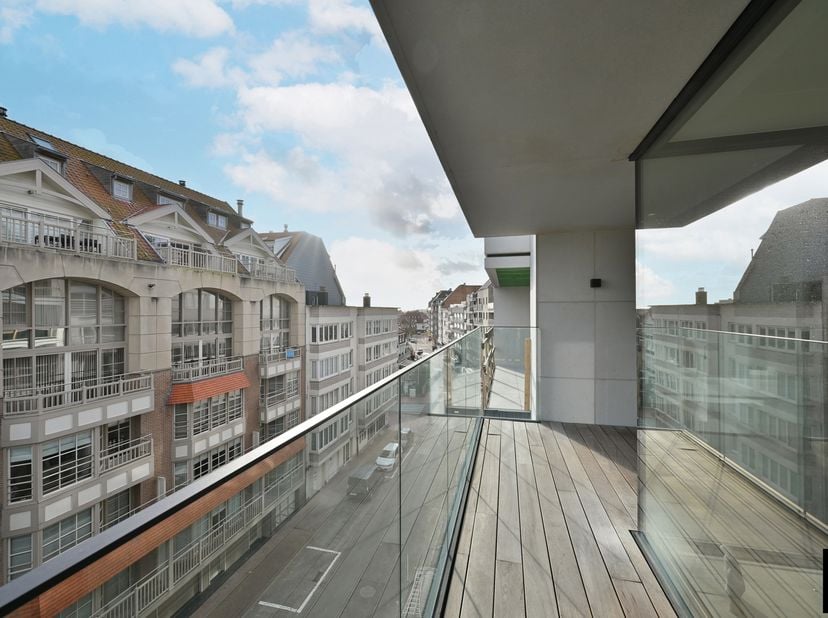 Appartement meublé de nouvelle construction 3 chambres à coucher très lumineux et &amp;nbsp;exposé sud tout près de la place Rubens.<br />
Entrée avec ves