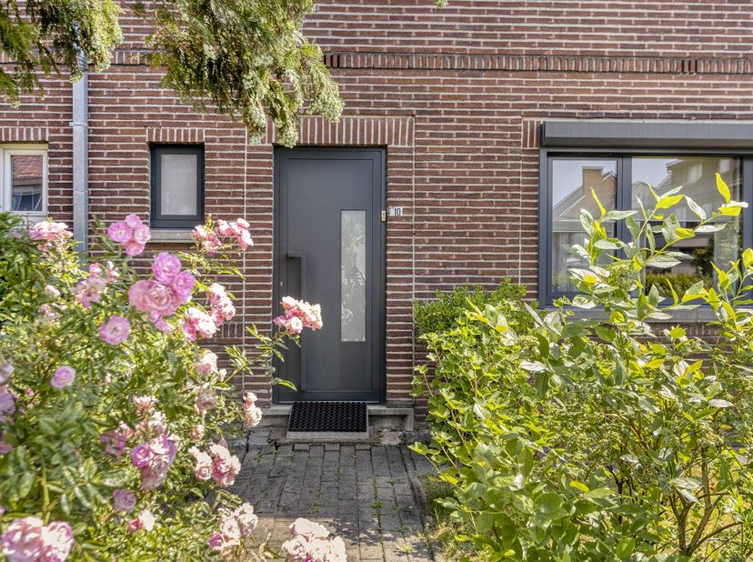 Disposition :<br />
- hall d'entrée avec toilettes invités<br />
- salon avec cuisine ouverte<br />
- 2 chambres<br />
- buanderie avec toilettes<br /