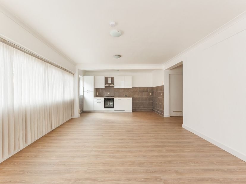 Espace multifonctionnel au rez-de-chaussée avec beaucoup de lumière, de visibilité et de nombreuses possibilités<br />
<br />
Cet appartement de 56
