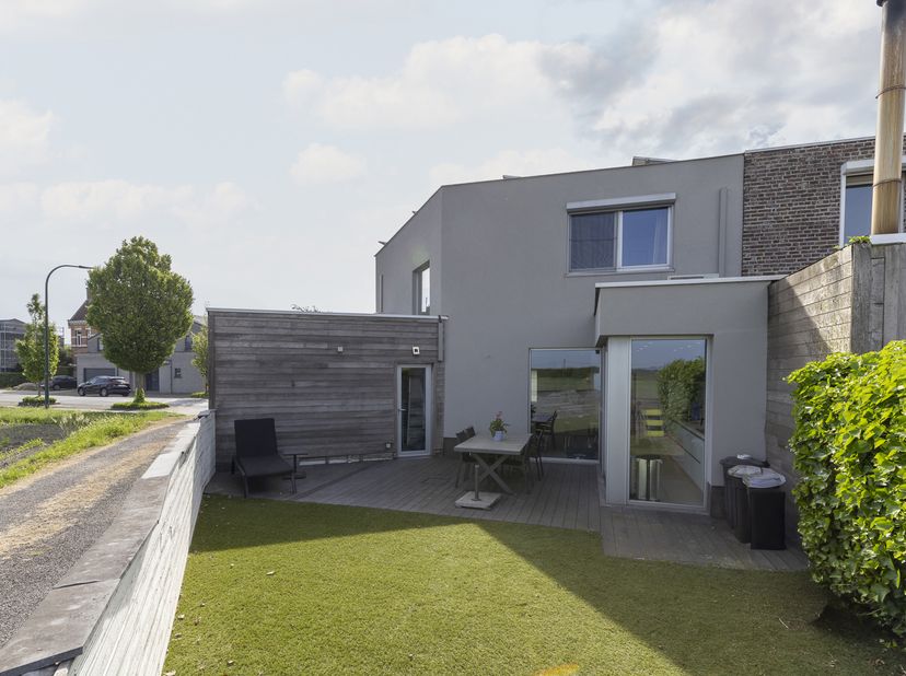 Deze gerenoveerde halfopen woning is rustig gelegen in Beke (Waarschoot), met een vlotte verbinding naar de N9 richting Gent en Eeklo.<br />
Op het ge
