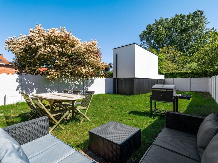 Comfort en natuurlijk licht<br />
<br />
Deze volledig gerenoveerde halfopen bebouwing in Bornem staat te koop en biedt je een royale woonoppervlakte