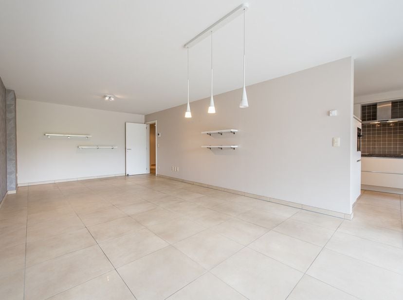 Instapklaar appartement gelegen in het centrum van Diepenbeek, Dr.J.Grouwelsstraat 1 bus 11.<br />
Uitermate praktische locatie met alle dagelijkse vo