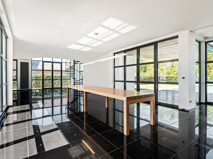 Tijdloze villa met zwembad, bijgebouw en weiland in Koerse<br />
<br />
l<br />
<br />
Deze ruime en verzorgde villa ligt rustig in een groene omgev