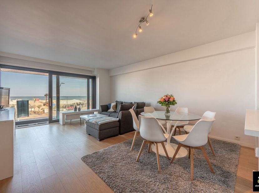 Uitstekend gelegen 3-slaapkamerappartement met frontaal zeezicht in een standingvol gebouw op de Zeedijk op het Rubensplein (Albertstrand).<br />
De b