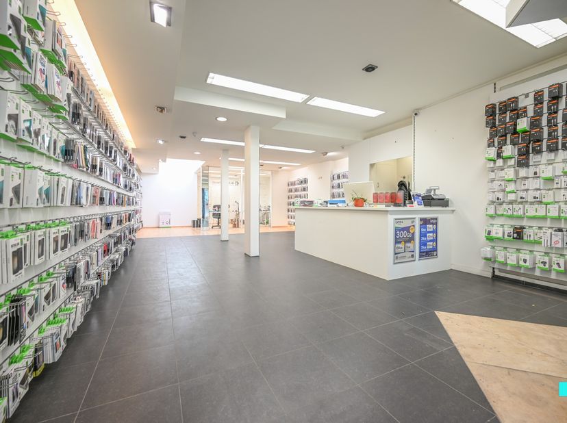 In het centrum van Izegem, ter hoogte van de Marktstraat, vinden we dit gemengd gebouw bestaande uit een handelsruimte met bovenliggend duplex apparte