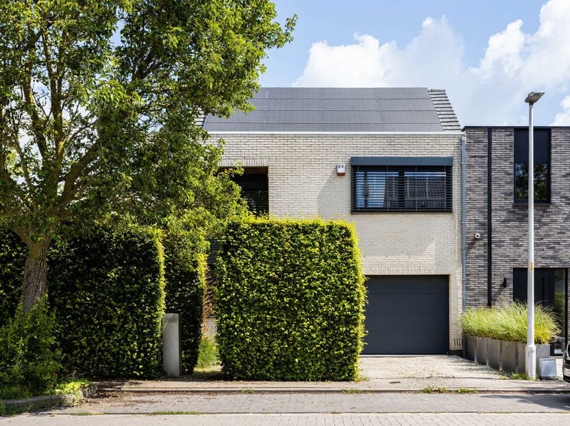 Vous recherchez une maison spacieuse et économe en énergie dans un environnement calme ? Cette maison prête à emménager est située dans un quartier ré