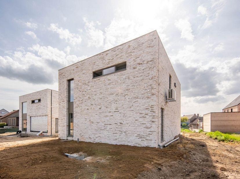 Deze vrijstaande BEN-woning (E-peil max 30) is gelegen op een rustige locatie te Louwel, een deelgemeente van Opglabbeek! De woning (woning 2 op inpla