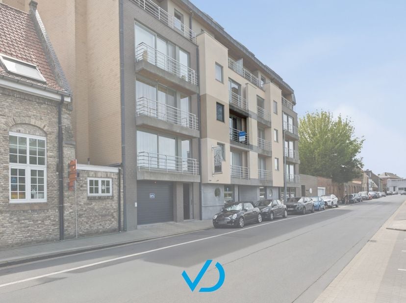 Op het geliefde Minneplein, midden in het historische centrum van Ieper, bevindt zich dit verzorgd en instapklaar appartement. Hier woon je op een abs