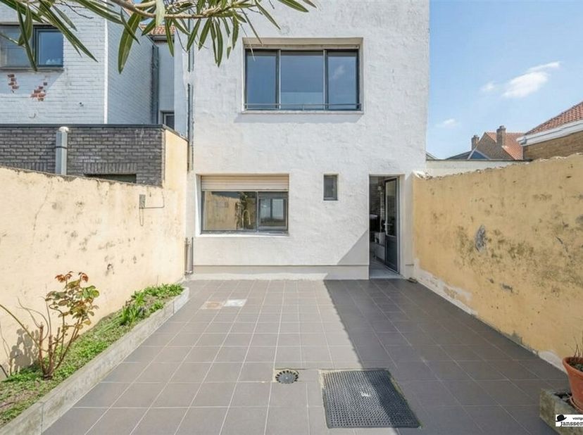 In de Zuidstraat in Bredene bevindt zich deze  gerenoveerde en instapklare woning met vier grote slaapkamers. Dankzij de gunstige ligging, vlakbij het