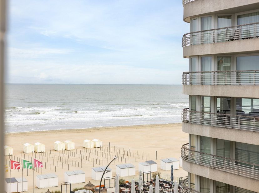 De Panne : Ruime studio-appartement met zijdelings zeezicht! Dit ruime studio-appartement bevindt zich op de 6de verdieping van de Residentie Terlinck