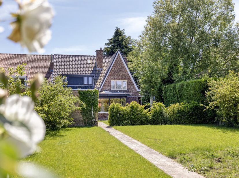 Deze uitzonderlijk ruime woning is gelegen op maar liefst drie percelen (1524m²) en biedt dankzij haar grote oppervlaktes de perfecte thuis voor een m