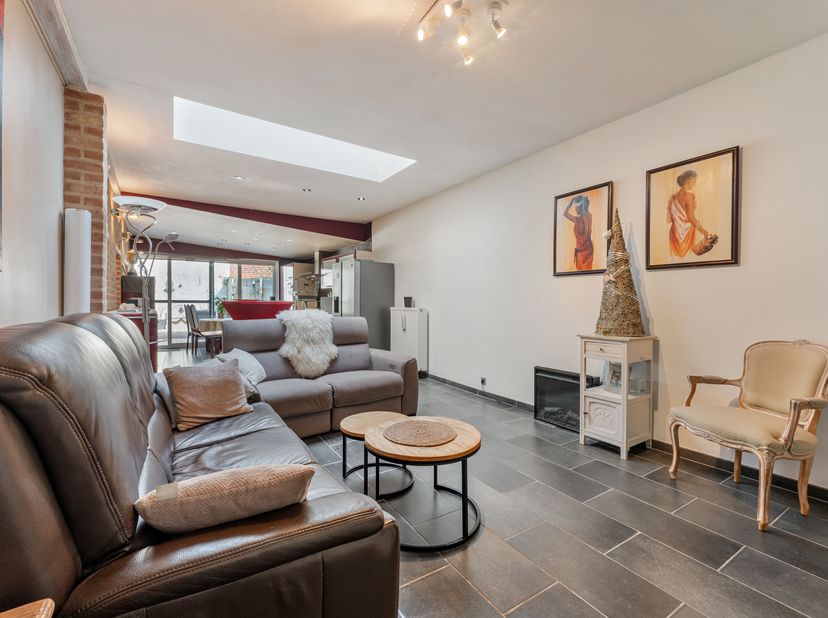 Woning met praktijkruimte te koop in het bruisende hart van Wevelgem<br />
Je betreedt de woning via de praktijkruimte, een voormalige kapperszaak, di