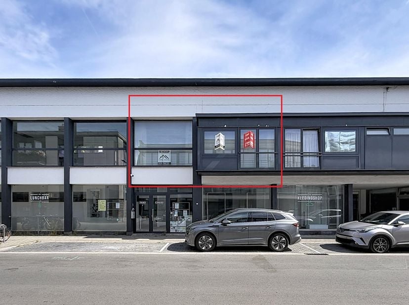 APPARTEMENT -<br />
Stijlvol gerenoveerd appartement in het stadscentrum van Lokeren op wandelafstand van de Markt en het Station, uitgerust met een r