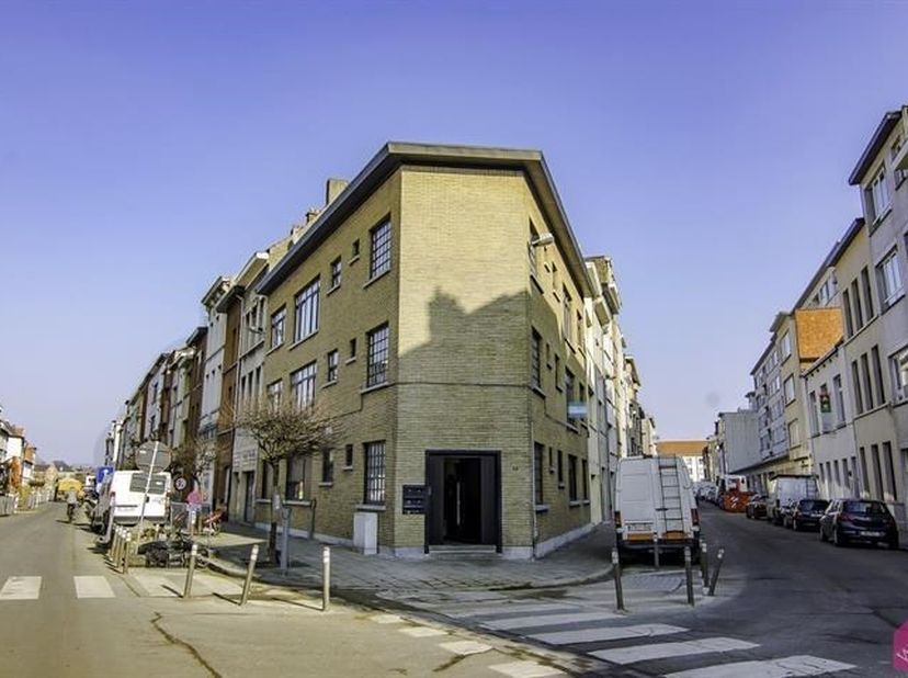 Kwalitatief gerenoveerd, zonnig 1-slaapkamer appartement op centrale ligging. <br />
Het gelijkvloers appartement bevindt zich vlakbij Park spoor Noor
