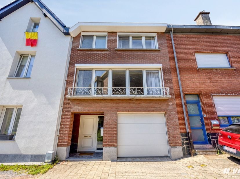 Agréable maison située dans un quartier résidentiel calme, et un environnement verdoyant. Elle offre un lumineux séjour en L, une cuisine fonctionnell