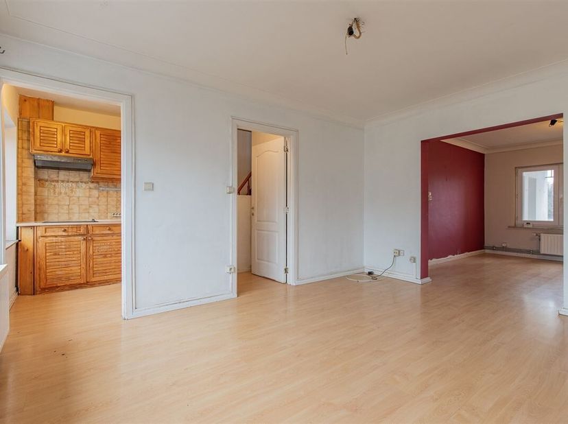 Bienvenue dans ce duplex lumineux et polyvalent, situé au deuxième étage de la Oude Mechelsestraat à Stombeek-Bever. Implanté dans une rue calme, tout