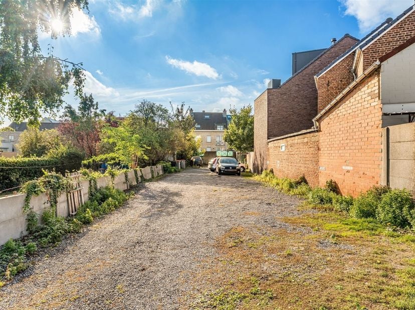 Gebouw met 2 handelspanden en 5 appartementen<br />
<br />
Ligging:<br />
Het gebouw is gelegen in het centrum van Bilzen op Korenstraat 23. Alle v