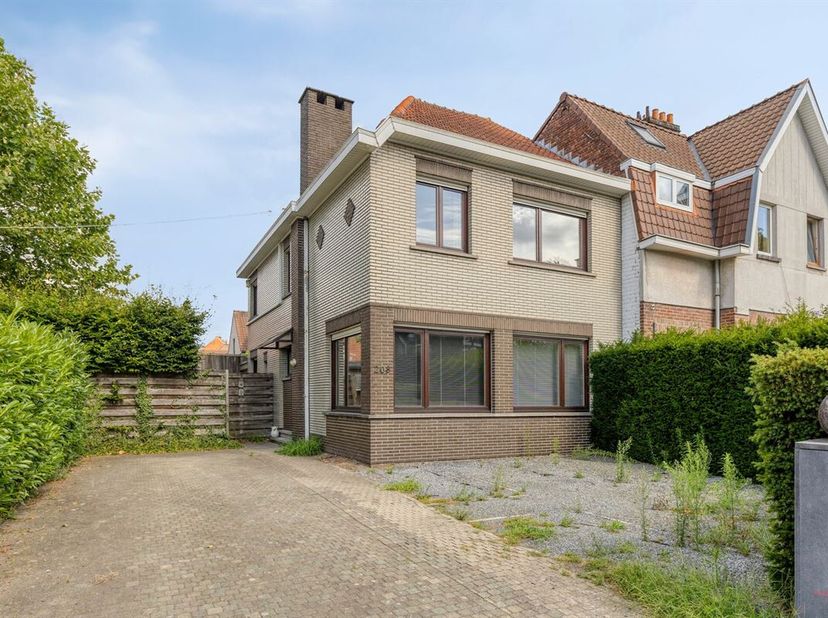 Centraal gelegen woning met 4 slaapkamers in Gentbrugge<br />
Deze gezinswoning is rustig gelegen in Gentbrugge en biedt tegelijk een uitstekende bere