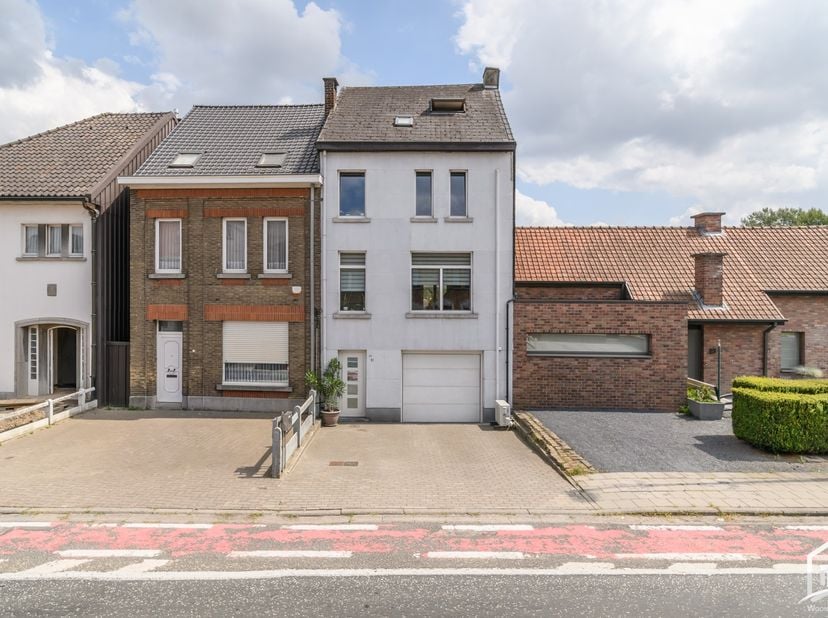 KIJKDAG ZATERDAG 5 SEPTEMBER VAN 10U-12U - NA AFSPRAAK. In Erembodegem, centraal gelegen, bieden wij deze instapklare woning te koop aan.&amp;nbsp; De eig