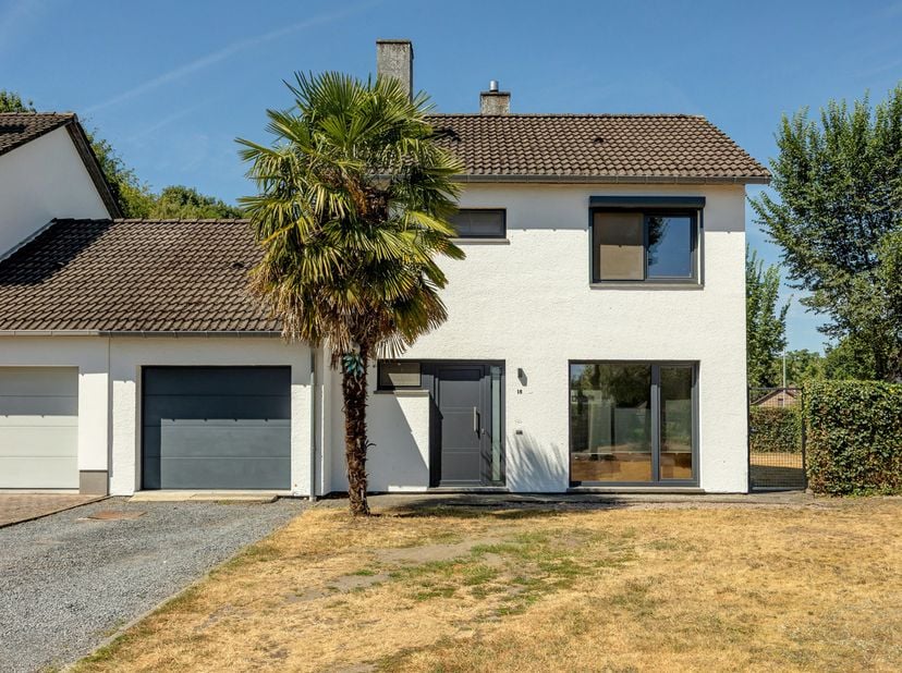 INSTAPKLARE, GEZELLIGE GEZINSWONING (HOB) MET 3 SLAAPKAMERS, INPANDIGE GARAGE OP RUIM PERCEEL TE GENK (WINTERSLAG)<br />
We vinden deze gerenoveerde,