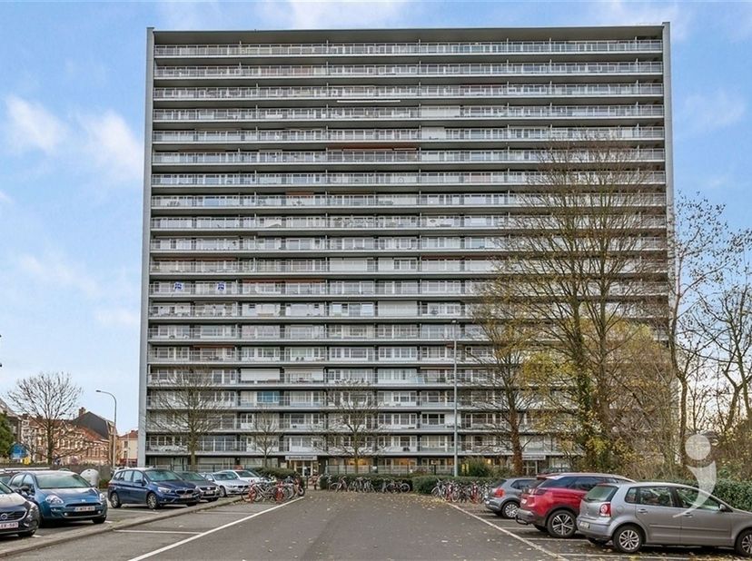 Appartement confortable au 9ème étage d'un grand immeuble en bordure du centre ville de Louvain.<br />
L'immeuble est situé près du Naamse Poort, ent