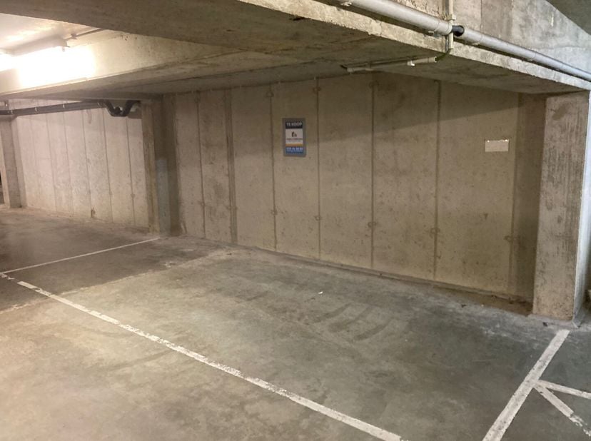 Ontdek deze unieke kans om eigenaar te worden van een ondergrondse parkeerplaats in het hart van Blankenberge! Gelegen op een strategische locatie, bi