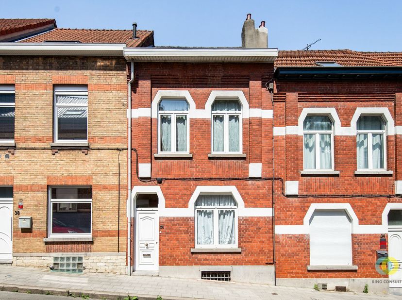 La maison est située dans une rue calme, à quelques pas des commerces, des écoles et des transports en commun, et bénéficie d'un accès facile à Bruxel