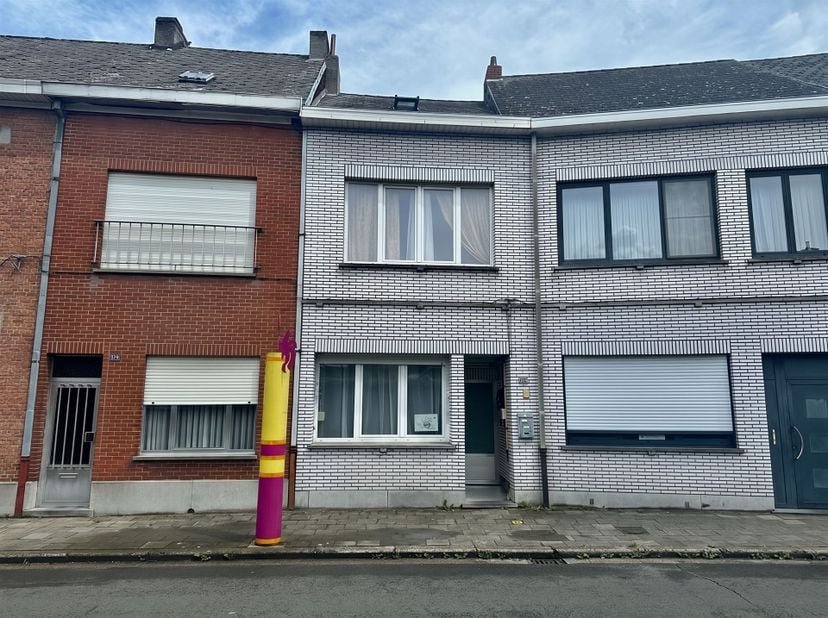 Op te frissen woning in het centrum van de Willebroek, op wandelafstand van winkels, scholen en het openbaar vervoer. Deze woning beschikt op het geli