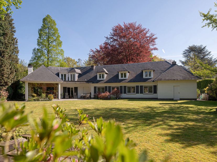 Vrijstaande klassieke villa op een mooi breed perceel van ca. 1.626 m² met zonovergoten ZW tuin<br />
In een rustige, residentiële straat, vrijstaande