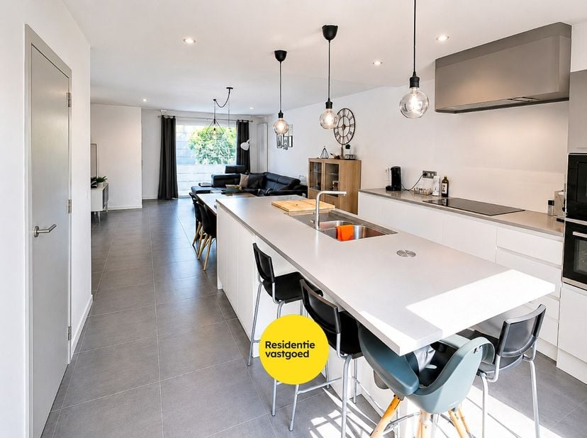 Via de Postwegel nabij de Stationsstraat van Gistel kan men deze recente en volledig instapklare woning terugvinden! Door zijn centrale en rustige lig