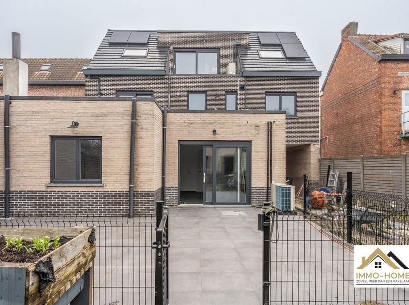 Dit nieuwbouwcomplex wacht nog enkel op een - afwerking om er een mooi collectief pand van te maken. Het bestaat uit drie appartementen, waarbij de on
