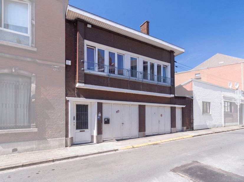 NOUVEAUTÉ À VENDRE – IMMEUBLE DE RAPPORT<br />
Une belle opportunité pour investisseurs !<br />
Découvrez cet immeuble de rapport en ordre d’urbanisme