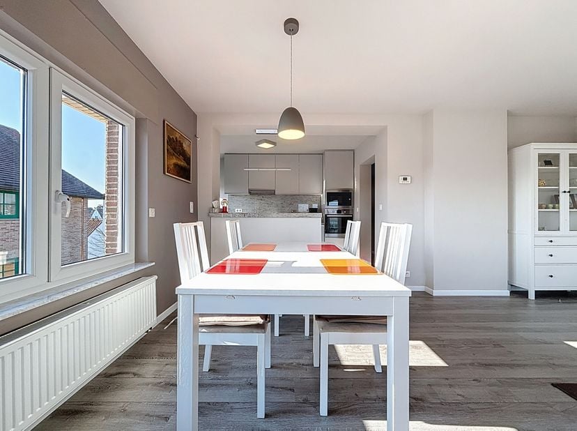 Gemeubeld appartement in een kleinschalige residentie zonder lift, met gemeenschappelijke tuin, rustig maar uiterst centraal gelegen te Nieuwpoort-Bad