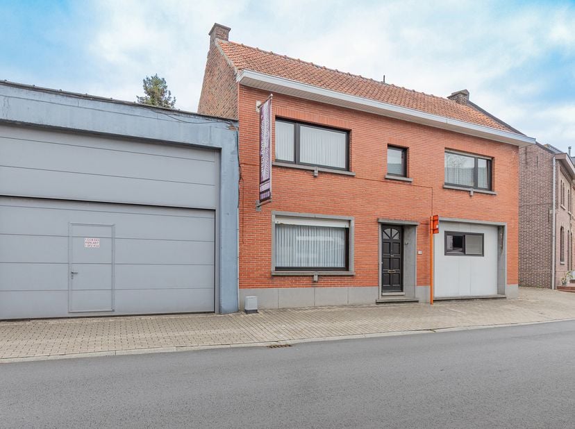 <br />
ERPE-MERE - Ruime woning met grote garage en tuin in Mere<br />
Ontdek deze solide woning op wandelafstand van het centrum van Mere. De woning
