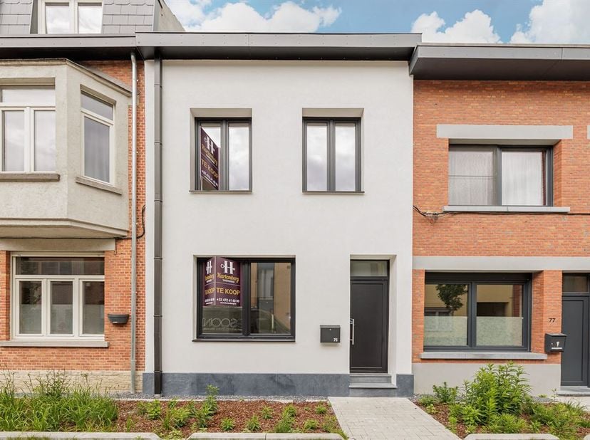 Deze instapklare woning met mooie gevel (wit pleisterwerk van Baumit) werd dit jaar totaal vernieuwd, met kwaliteitsvolle, prijzige materialen en oog