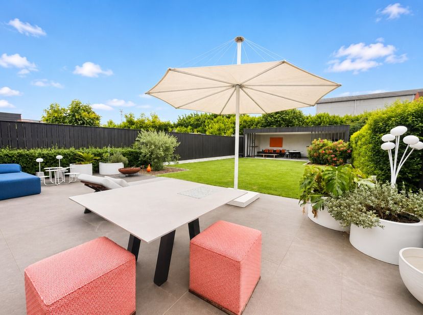 Bij het betreden van de woning kom je terecht in een grote leefruimte met open keuken, vanwaar je een prachtig zicht hebt op de tuin en het bijgebouw.