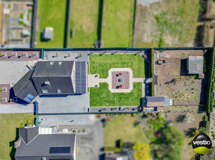 ENERGIEZUINIGE WONING OP 13,52 ARE TE OPGLABBEEK<br />
<br />
Deze ruime en lichtrijke woning is gelegen langs de Speeltuinstraat vlakbij het centrum