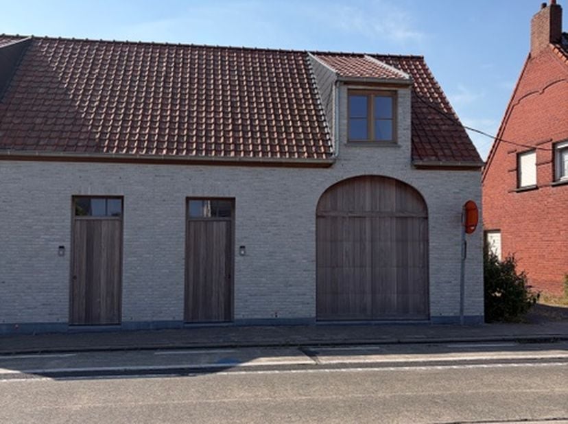 Stijlvolle en energiezuinige nieuwbouwwoning met zonnepanelen en vloerverwarming.<br />
Volledig geschilderd – onmiddellijk instapklaar , bovenverdiep