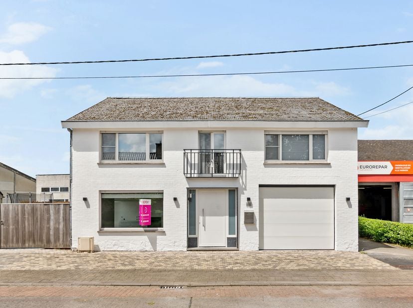 Deze gerenoveerde woning heeft een bewoonbaar oppervlak van maar liefst 403 m2. Er is een badkamer gelijkvloers aanwezig en er kan mits kleine aanpass