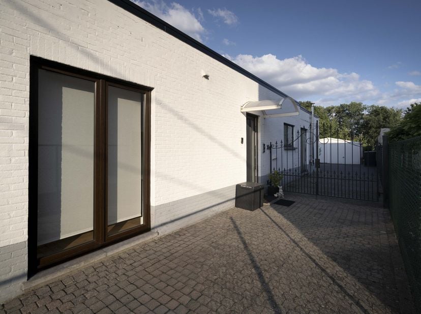 Gelijkvloers 1-slaapkamer appartement te huur in Diepenbeek<br />
<br />
Dit lichtrijk appartement werd recent volledig gerenoveerd. Het beschikt over
